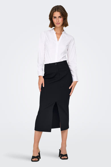 Middelange blauwe rok van JDY, met een split aan de voorkant, gedragen met een witte blouse.