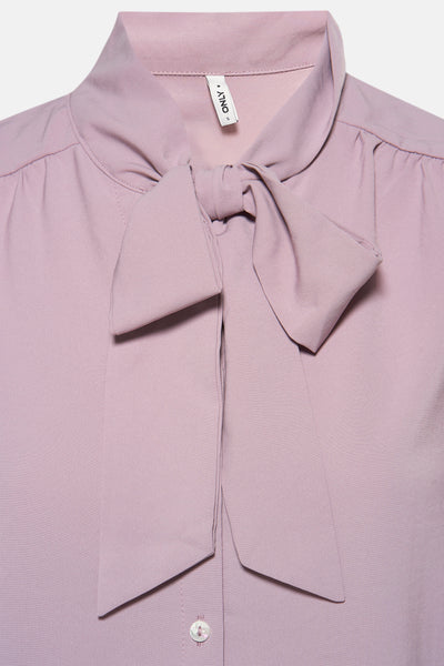 Roze blouse met lange mouwen van ONLY, versierd met een decoratieve strik bij de kraag.