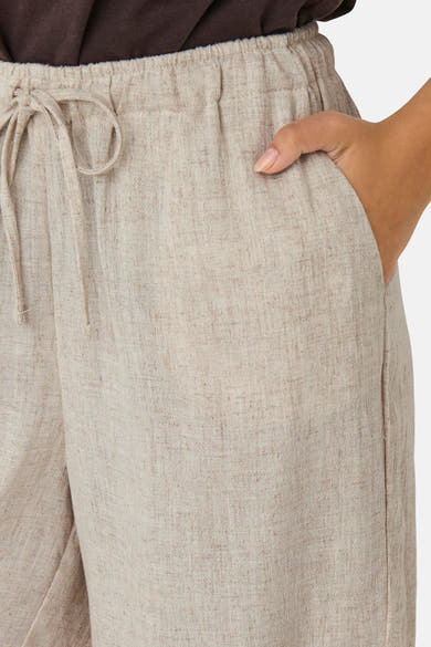 Korte ecru linnen short van ONLY® met trekkoord en zijzak.