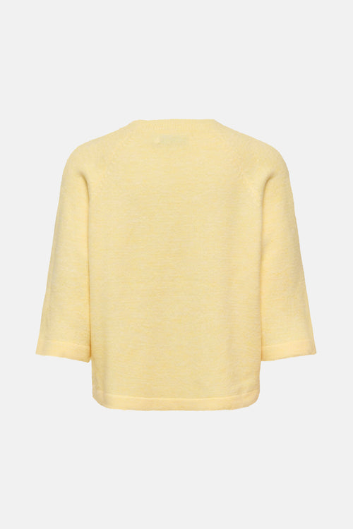 Pull à col rond jaune de ONLY®, avec des manches trois-quarts et une texture douce.