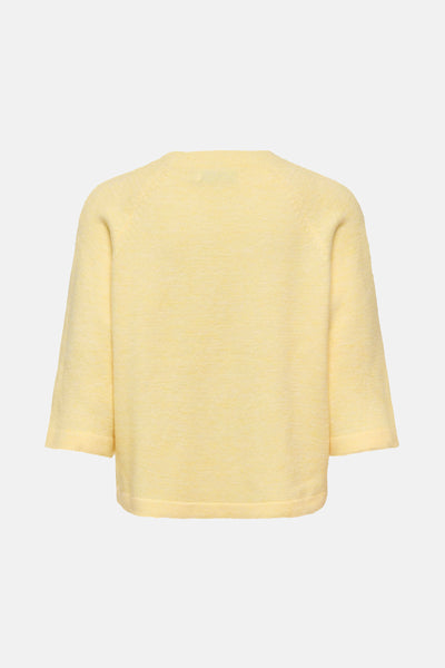Pull à col rond jaune de ONLY®, avec des manches trois-quarts et une texture douce.