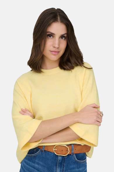 Pull jaune à col rond de ONLY, porté avec une ceinture marron et un jean bleu