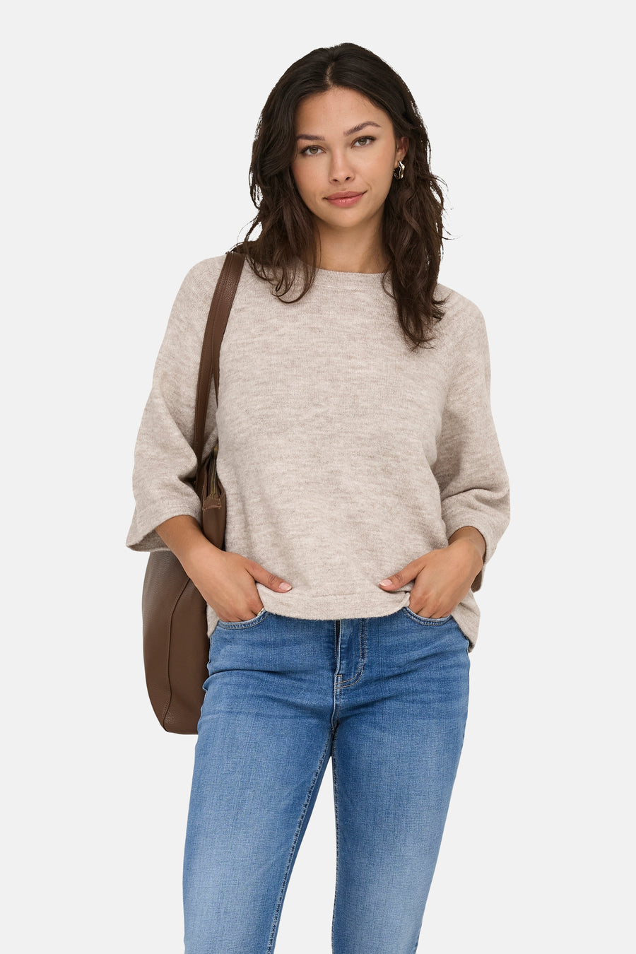Beige ronde hals trui van ONLY, gedragen met een blauwe spijkerbroek en een bruine handtas.