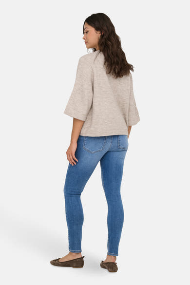 Beige ronde hals trui van ONLY, gedragen met een blauwe skinny jeans en bruine ballerina's.