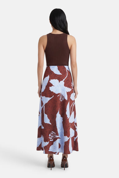 Jupe longue multicolore de ONLY, avec un motif floral bleu clair sur fond marron, et des chaussures à talons marron foncé.
