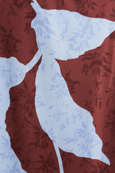 Jupe longue multicolore de ONLY®, motif floral abstrait blanc sur fond bordeaux texturé.
