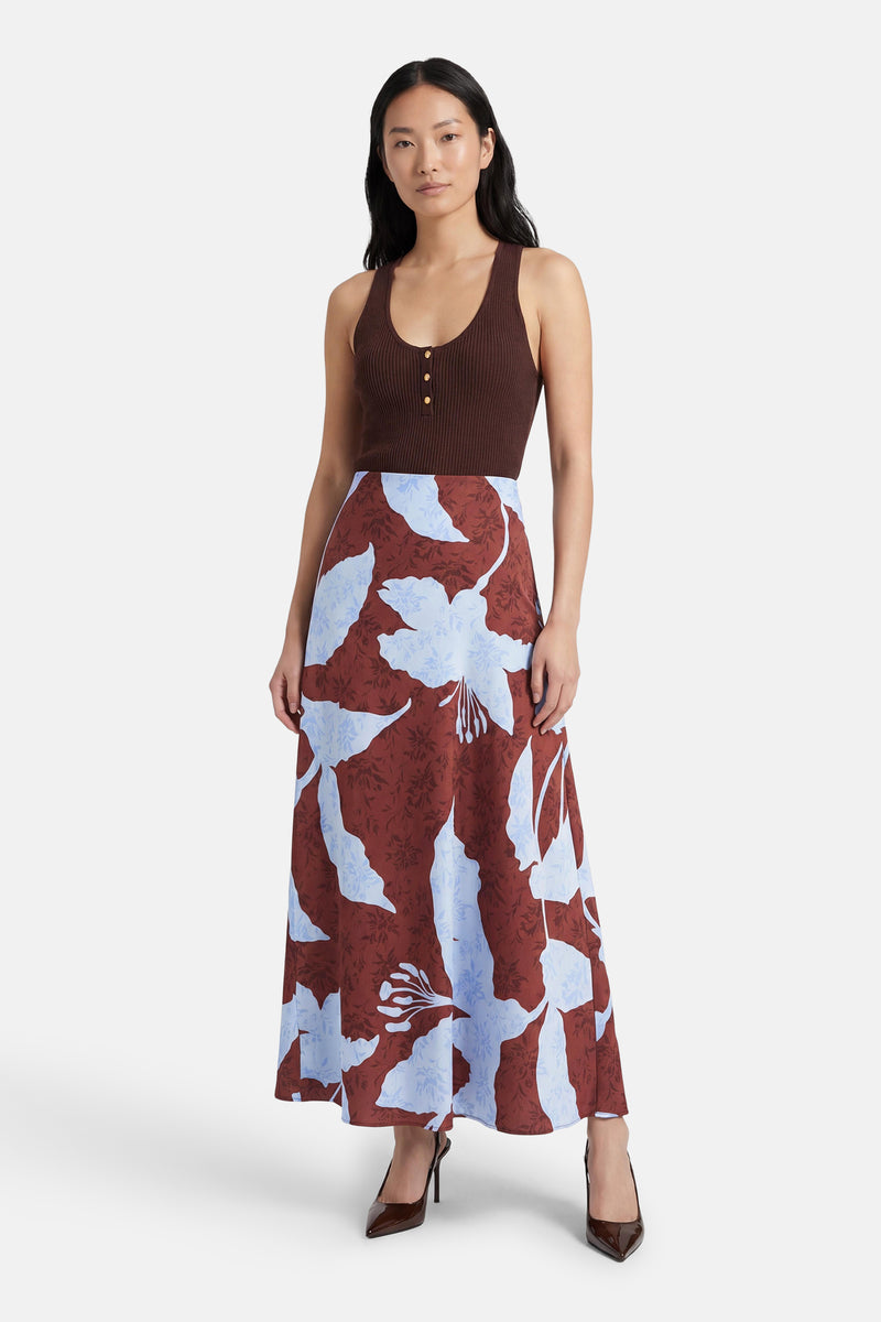 Jupe longue multicolore par ONLY®, à motifs floraux bleus sur fond marron rouille.