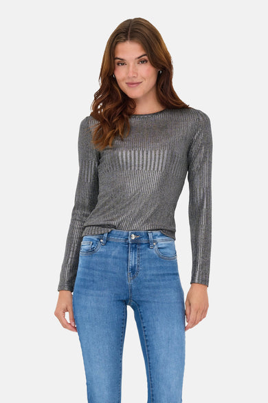 Grijze trui met ronde hals van ONLY®, gedragen met een blauwe jeans en zilveren pumps.
