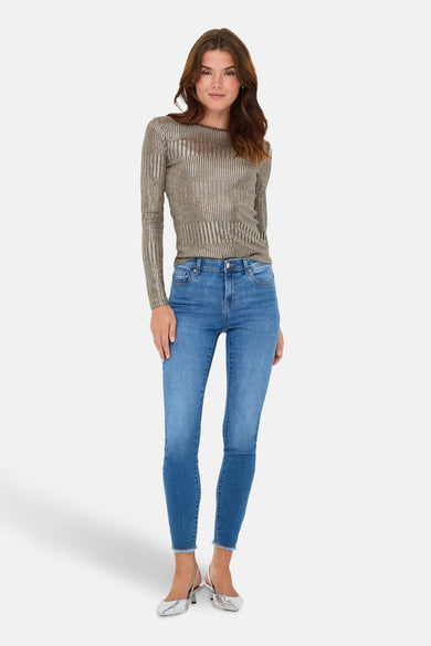 Beige ronde hals trui van ONLY, met een gestreept patroon en lange mouwen, gedragen met een blauwe jeans.