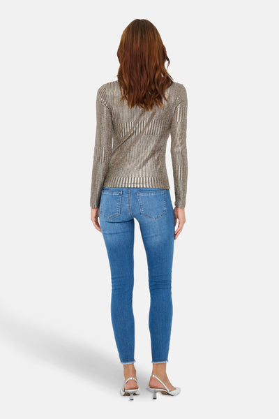 Pull à col rond beige rayé by ONLY, porté avec un jean bleu et des escarpins argentés, vue de dos.