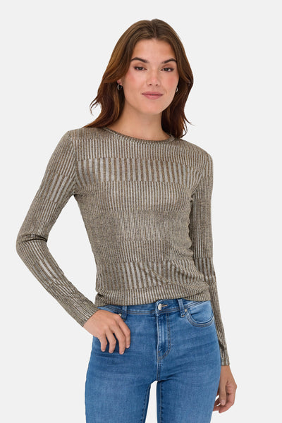 Beige ronde hals trui van ONLY, met verticale strepen en gedragen met een blauwe jeans.