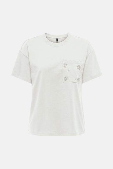 T-shirt blanc à manches courtes de ONLY, avec une poche ornée de motifs floraux décoratifs.