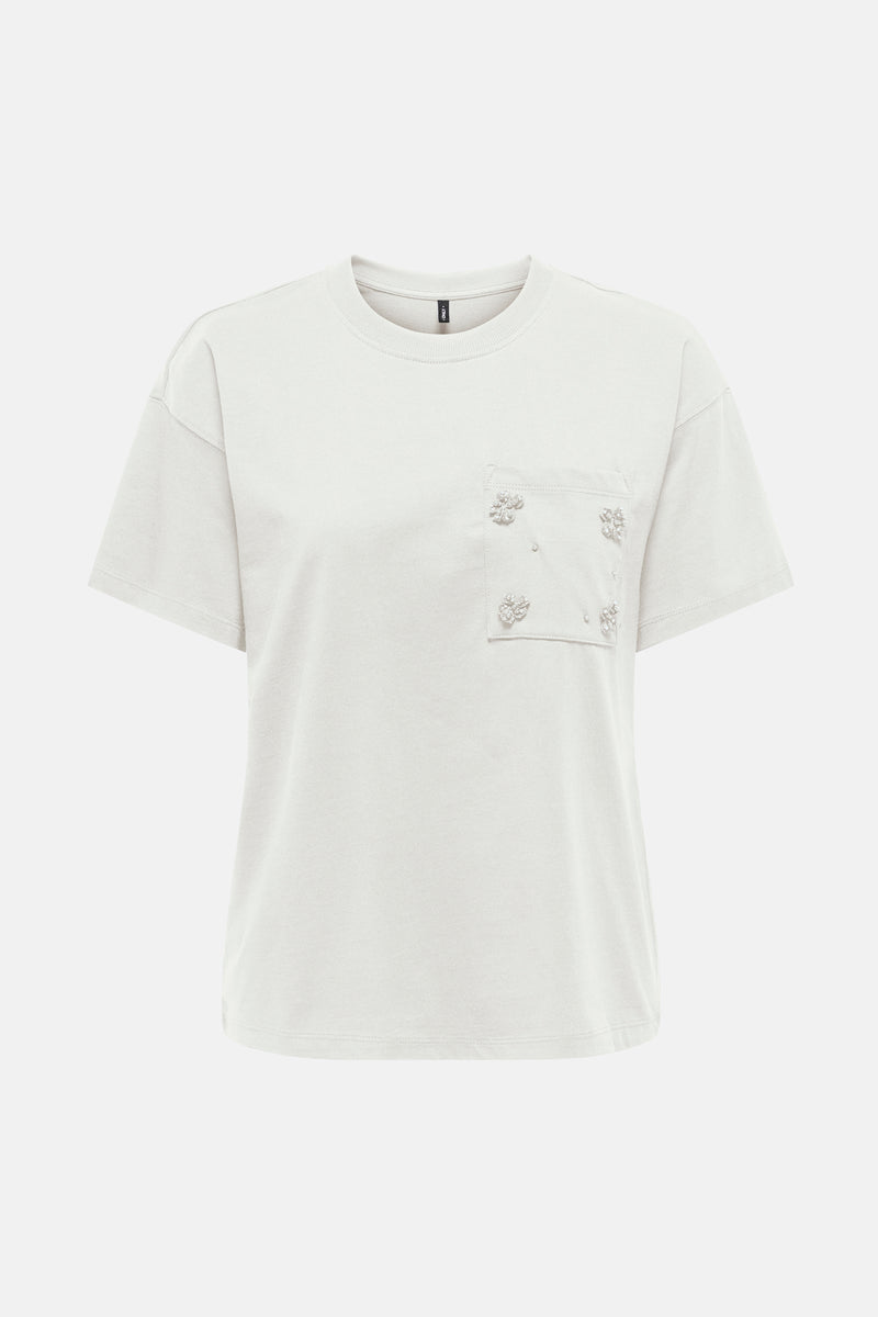 T-shirt blanc à manches courtes de ONLY, avec une poche ornée de motifs floraux décoratifs.