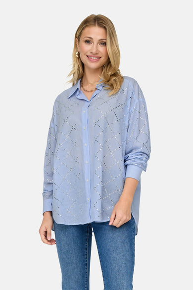 Chemise à manches longues bleue rayée de ONLY, agrémentée de motifs décoratifs argentés, portée avec un jean.
