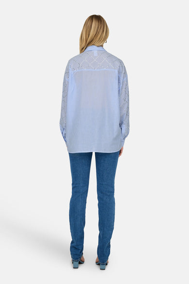 Chemise à manches longues bleue rayée de ONLY®, avec motif ajouré sur les manches et le haut du dos.