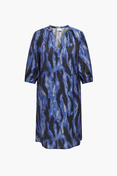 Robe midi bleue CARMAKOMA avec motif abstrait noir et gris, manches trois-quarts bouffantes et col en V.