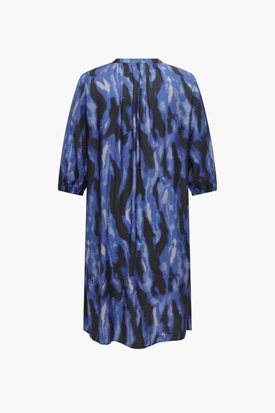 Robe midi bleue de CARMAKOMA avec imprimé abstrait noir et gris, manches courtes.