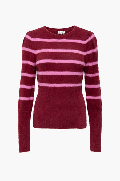 Pull à col rond rouge en maille duveteuse de ONLY, à rayures horizontales roses et manches longues bouffantes.
