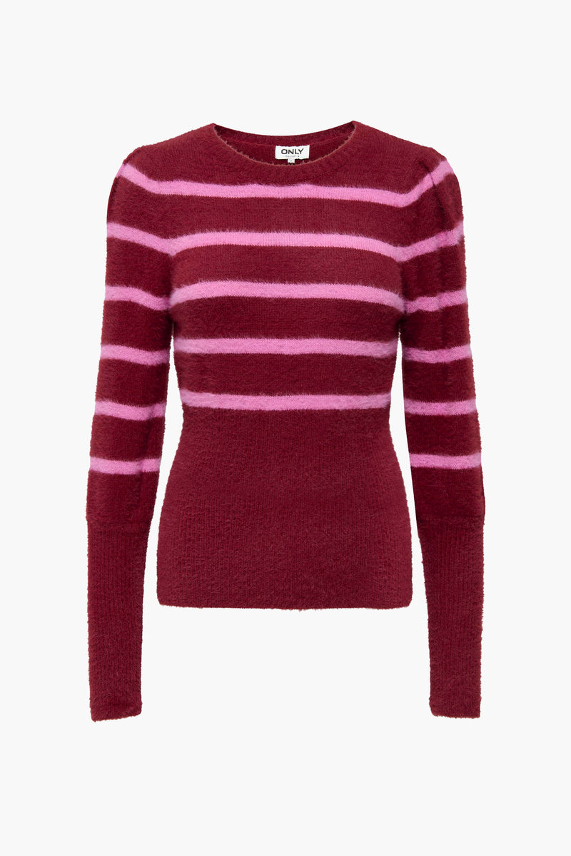 Pull à col rond rouge en maille duveteuse de ONLY, à rayures horizontales roses et manches longues bouffantes.

