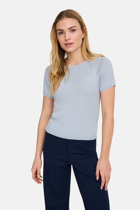 T-shirt bleu en maille côtelée de JDY, porté avec un pantalon marine.