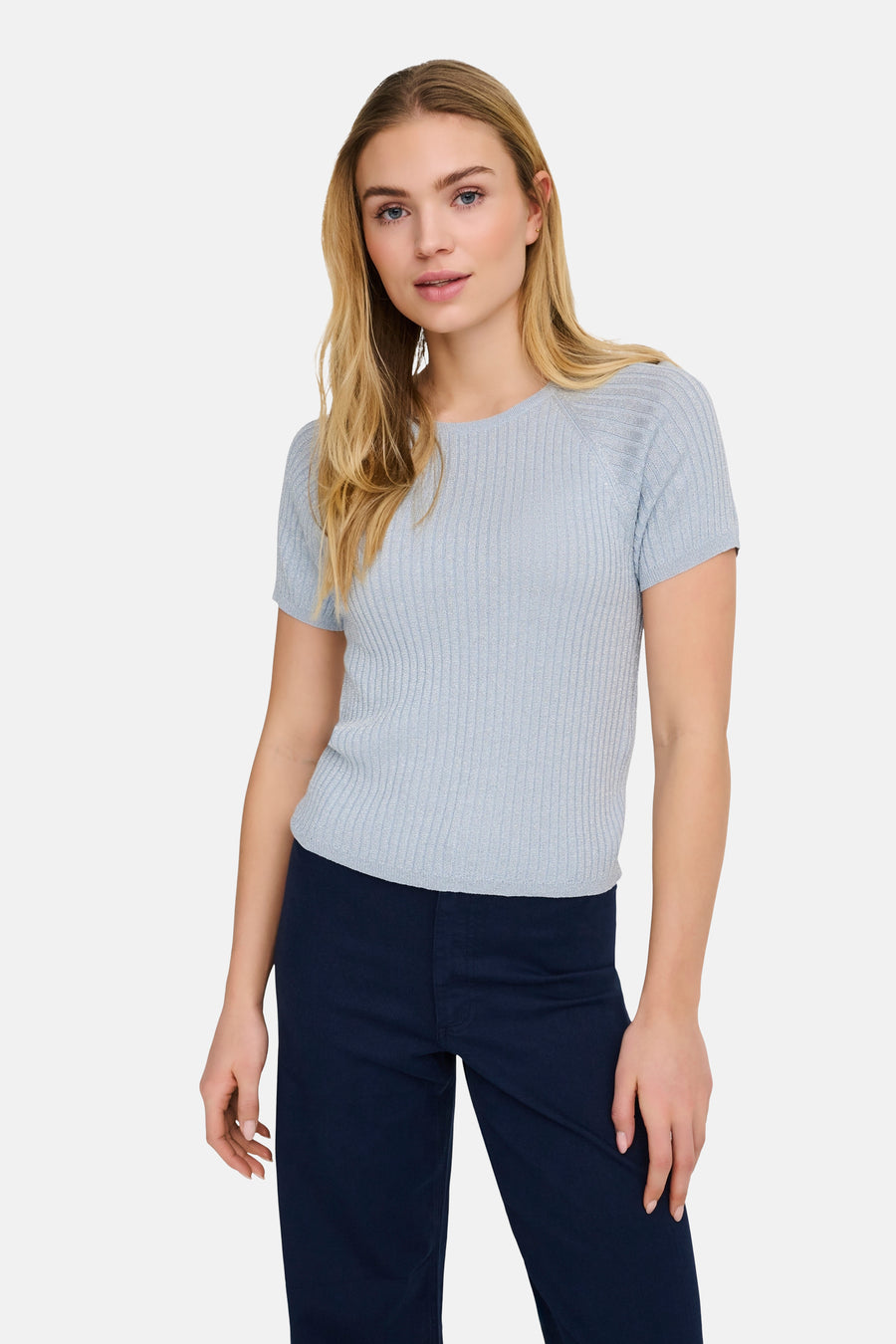 Blauw T-shirt met korte mouwen van JDY, geribbelde textuur, gedragen met een marineblauwe uitlopende broek en pumps.