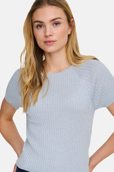 Glanzend geribd T-shirt van JDY in het blauw, gedragen door een blond model met blauwe ogen.