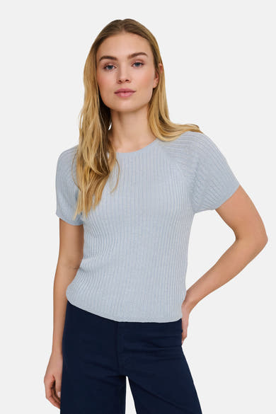 Effenchemise bleu uni à manches courtes de JDY, en maille côtelée brillante, porté avec un pantalon bleu marine.