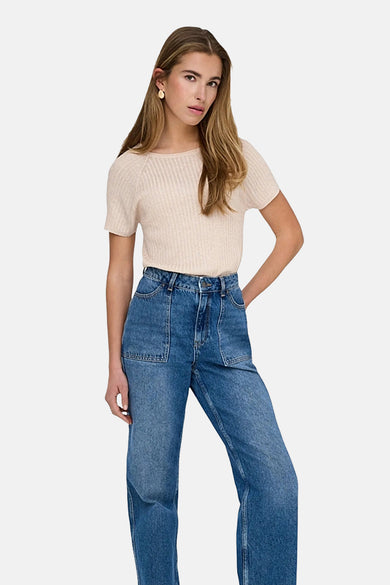 T-shirt argenté de JDY porté avec un jean taille haute, manches courtes et texture côtelée.