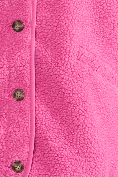 Veste sans manches rose en polaire par ONLY, avec une fermeture à boutons visible et une texture douce.