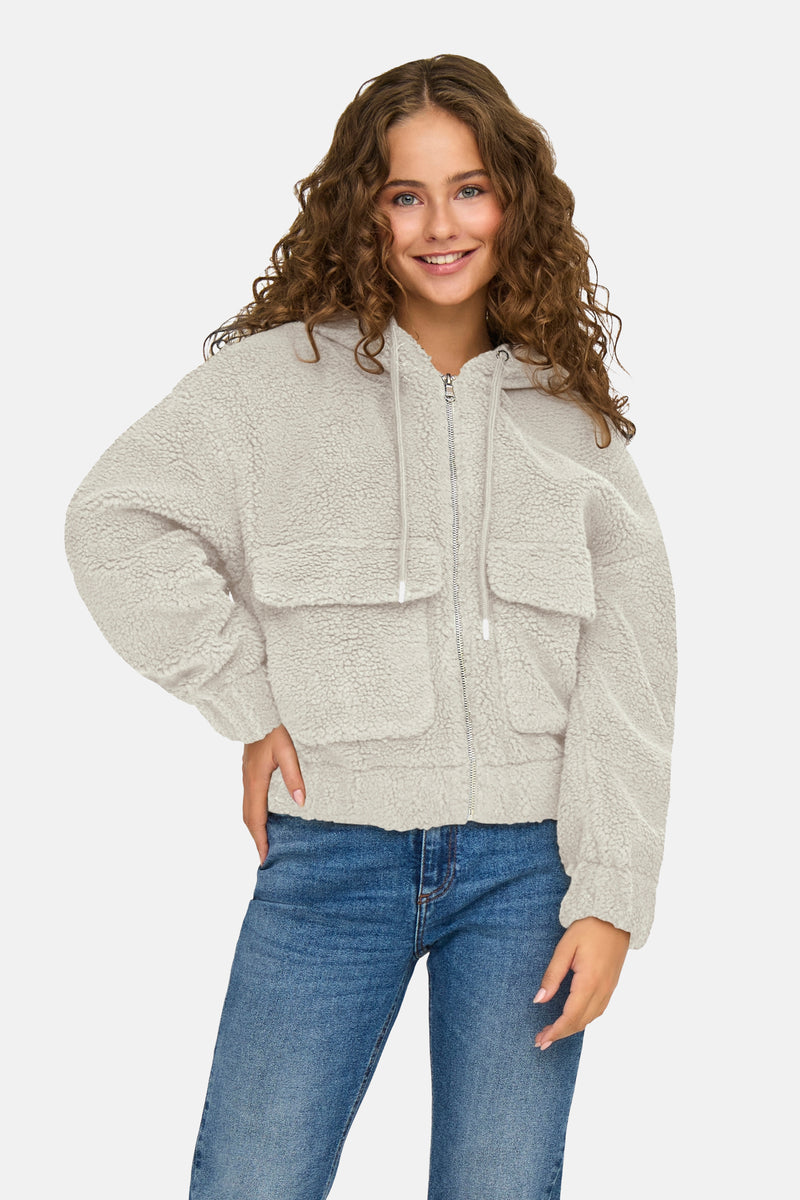 Ecru korte jas van ONLY, met ritssluiting en opgestikte zakken, gedragen met een blauwe jeans.