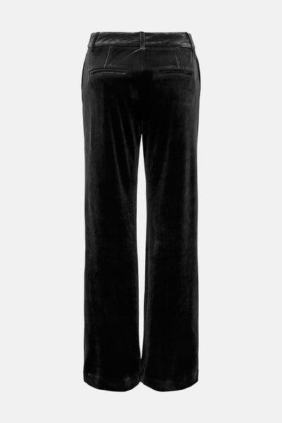 Pantalon noir en velours par ONLY, avec poches arrière et coupe droite.
