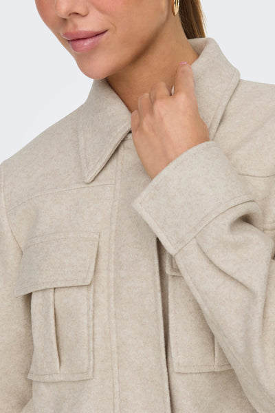 Veste courte écru de ONLY, avec poches plaquées et col classique.
