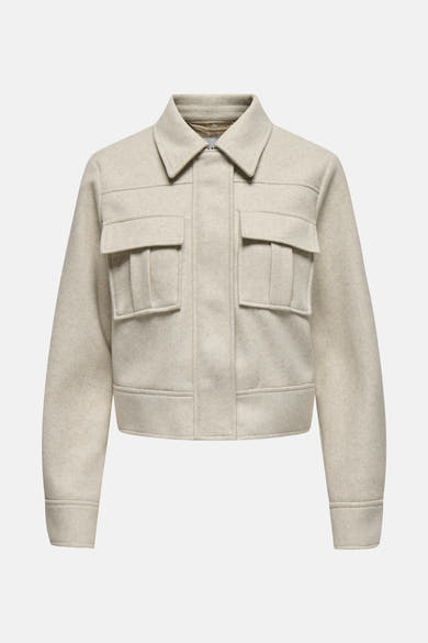 Veste courte écru de ONLY, avec poches à rabat et col classique.
