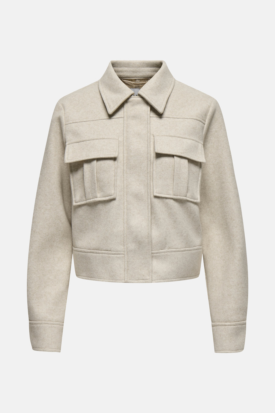 Veste courte écru de ONLY, avec poches à rabat et col classique.
