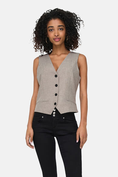 Beige blazer, mouwloos ONLY®, gedragen over een zwarte high-waist jeans.