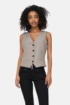 Beige blazer, mouwloos ONLY®, gedragen over een zwarte high-waist jeans.