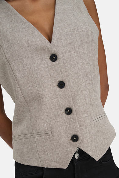 Getailleerde beige blazer van ONLY®, met vier donkere knopen en discrete zakken.