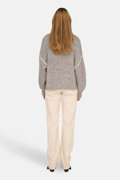 Beige ronde hals trui van JDY, gedragen met een crèmekleurige wijde broek.