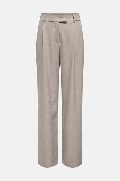Beige kostuumbroek ONLY® met wijde pasvorm, gedragen met een bijpassend mouwloos vest.