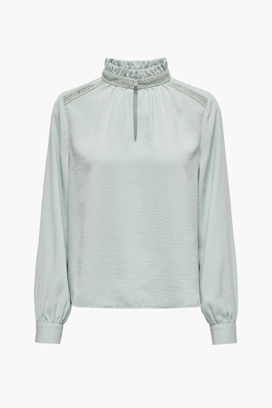 Blouse à manches longues verte de JDY, avec col montant à froufrous et détail ajouré aux épaules.