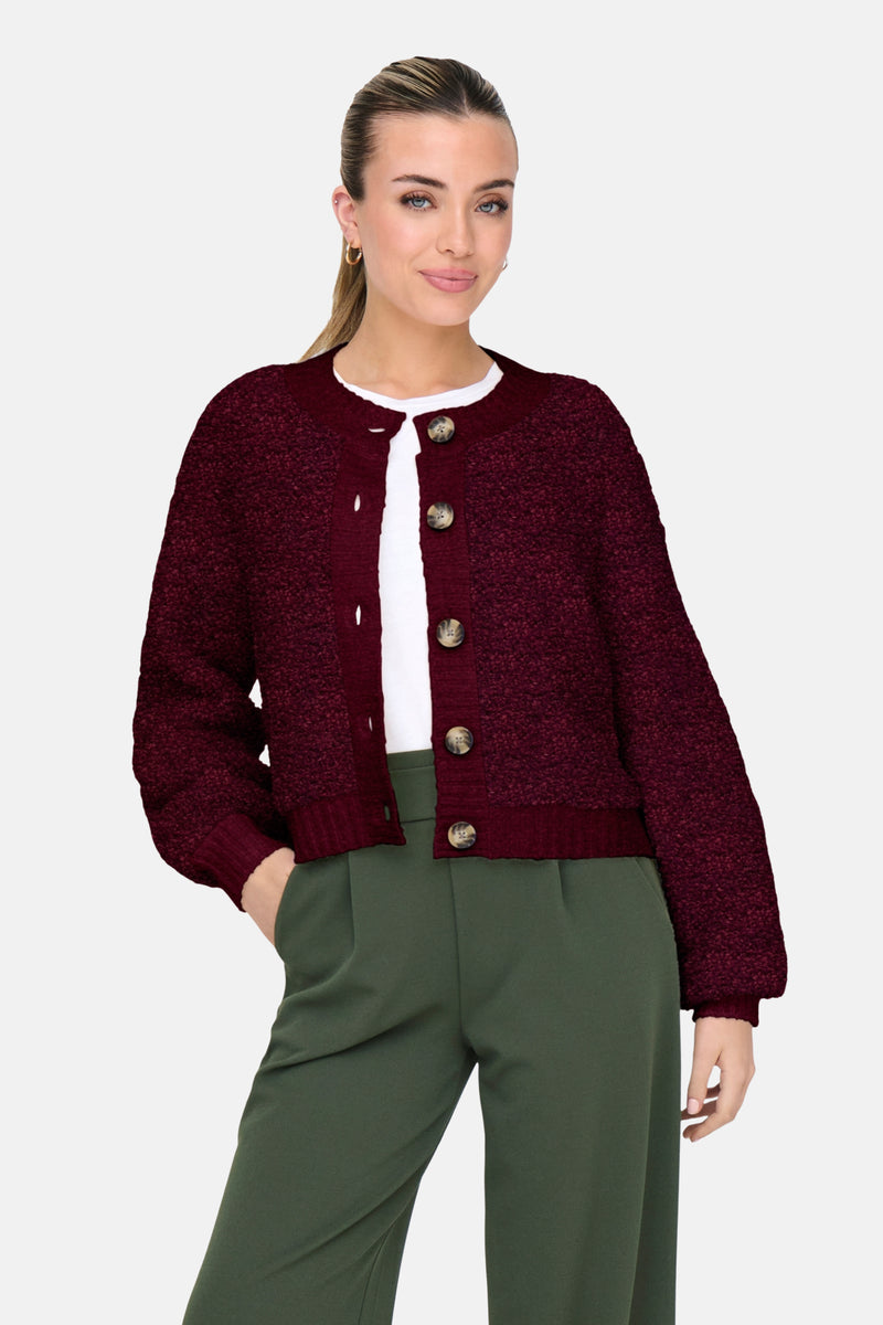 Rode gebreide cardigan met textuur van JDY, met bruine knopen en gedragen over een wit T-shirt.