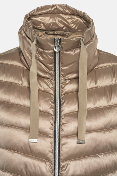 Veste courte marron glacé de Carmakoma, matelassée avec cordon de serrage décoratif.
