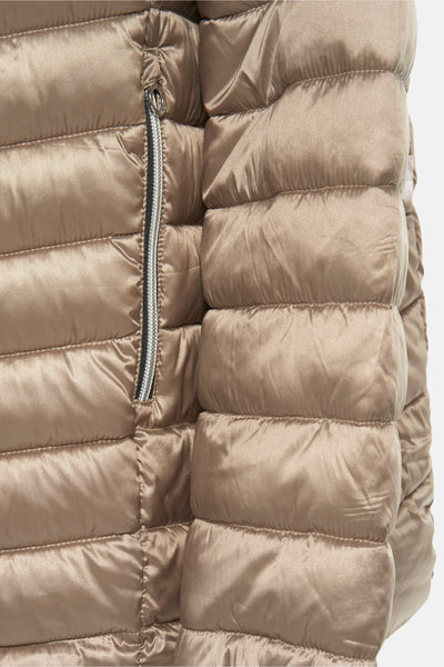 Veste courte marron de CARMAKOMA avec fermeture éclair et texture matelassée.