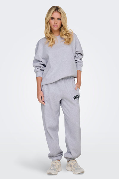 Sweat col rond gris par ONLY®, porté par une femme, avec des manches longues et un ourlet droit.
