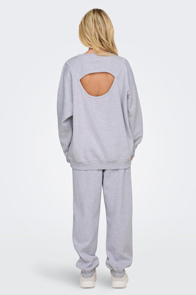 Grijze rondehals sweatshirt van ONLY, met een uitsnede in de rug, gedragen met een bijpassende joggingbroek.