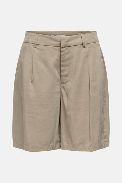 Korte beige short van ONLY, met paspelzakken achter en riemlussen, achterzijde.