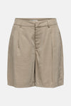 Korte beige short van ONLY, met paspelzakken achter en riemlussen, achterzijde.
