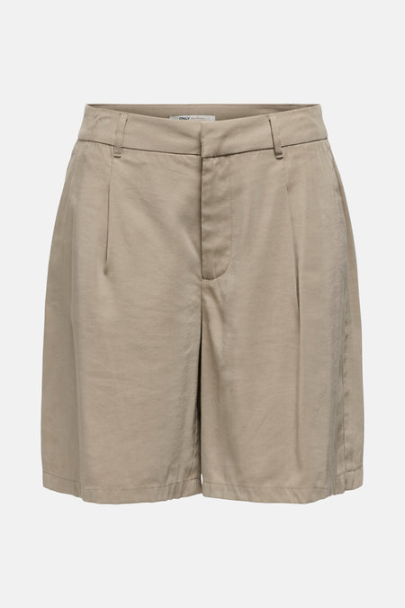 Korte beige short van ONLY, met paspelzakken achter en riemlussen, achterzijde.