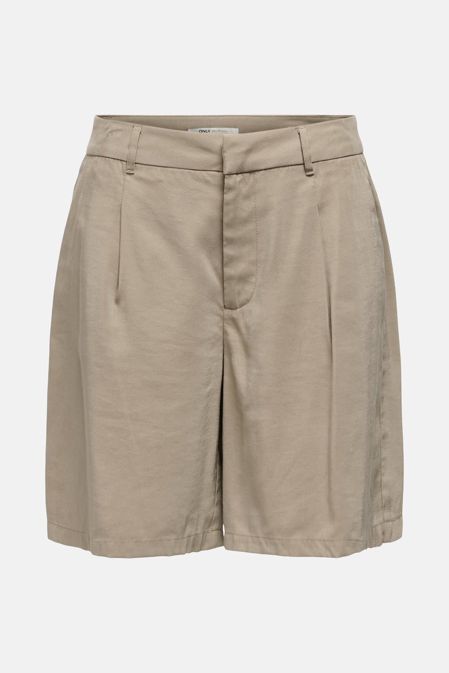 Korte beige short van ONLY, met paspelzakken achter en riemlussen, achterzijde.