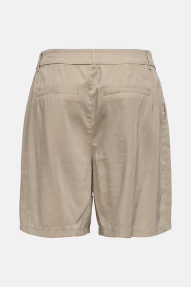Short beige de ONLY, avec poches arrière passepoilées et passants de ceinture, vue de dos.
